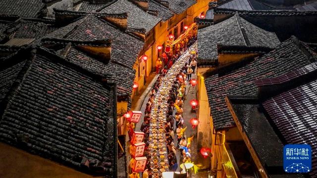 “国社之镜·世纪光影”新华社新闻摄影展丨丰衣足食(下篇)