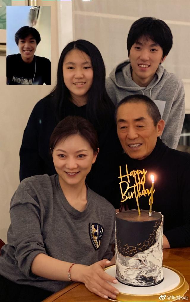 张艺谋小31岁娇妻与女儿合照，素颜出镜太显嫩，15岁小女儿清纯可爱