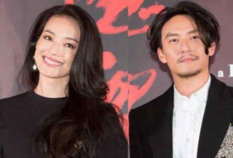 张震舒淇片场忘我激吻，停止后才发现，导演、摄像师已在旁边抽烟