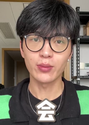 男模特自曝圈内潜规则,被化妆师摸腿掐屁股,称被潜的大多为男性