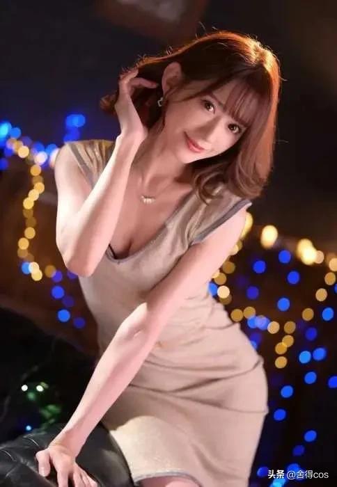 希岛爱理蓝色开叉裙：时尚界的惊艳一瞥，优雅与性感的完美碰撞