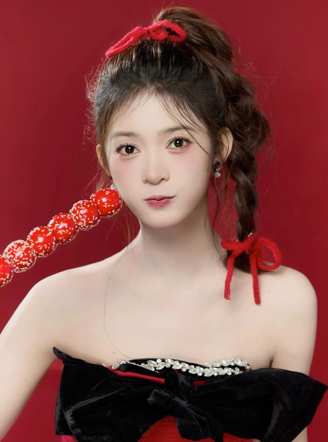 甜美红裙少女,手持糖葫芦,散发迷人气息