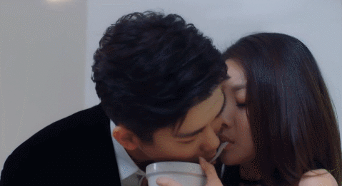 车祸后躺在地上吻，拔掉氧气管还要吻，国产剧花式吻戏智商在哪？