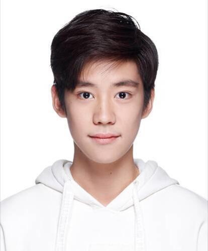 许亚军何晴18岁儿子近照变化太大，高颜值惊到网友