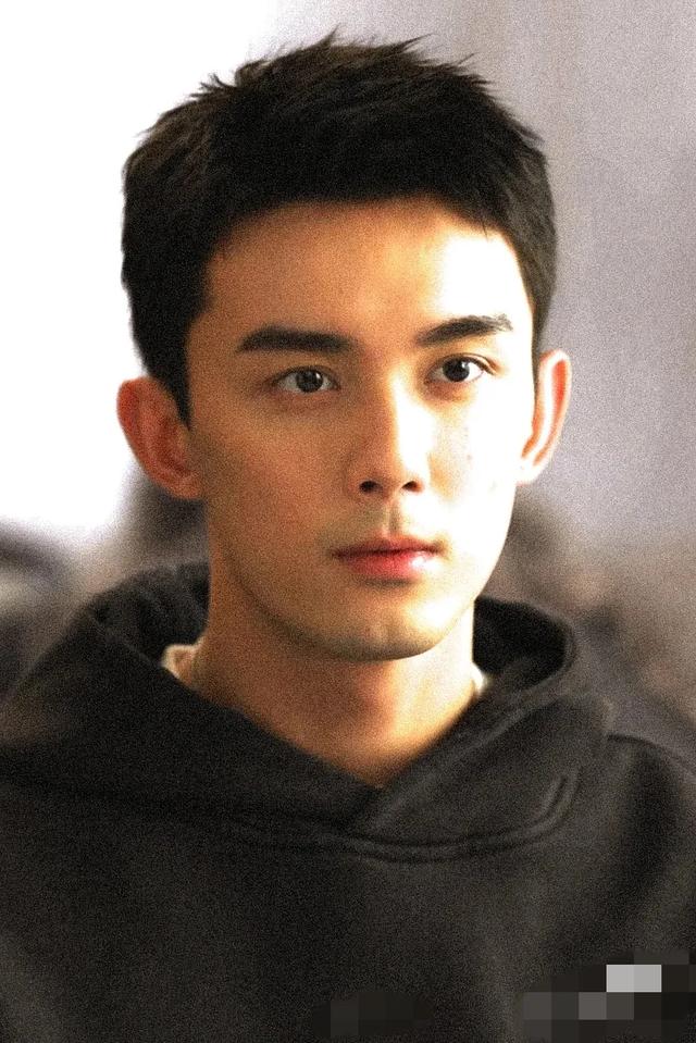 老天奶！这是看着长大的孩子“光屁股”吴磊？真像“杀猪盘”网照