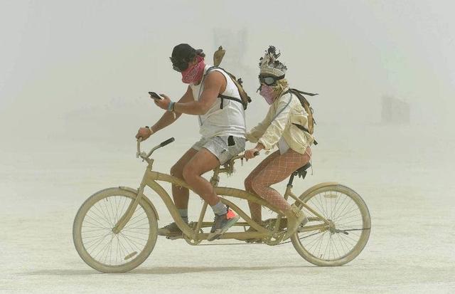 20张精彩照片：丹麦漂亮的超胖女模特，可泡澡的五星级球场观众席