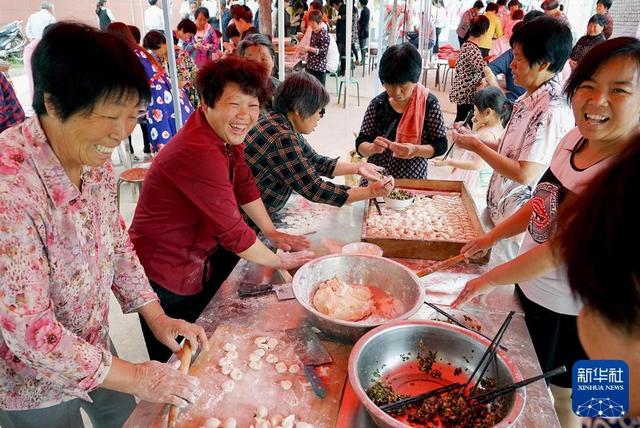 “国社之镜·世纪光影”新华社新闻摄影展丨丰衣足食(下篇)