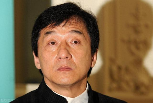 成龙的传奇：岁月不老，影响力永恒，