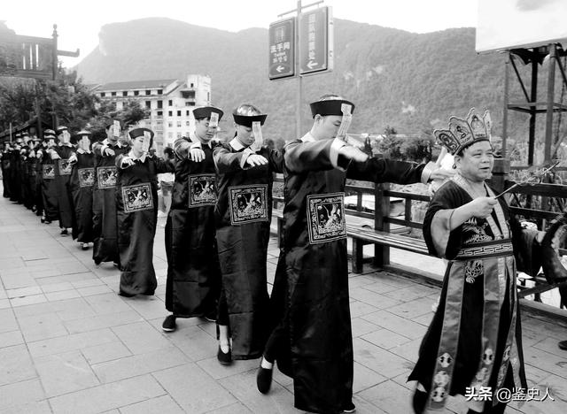 湘西最后一位“赶尸匠”，现场示范赶尸过程，揭开神秘面纱