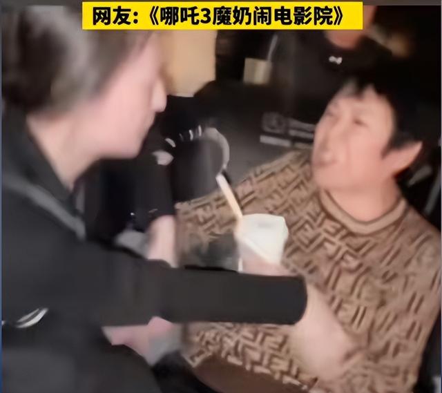 电影院大妈泼奶茶后续：期间不停说话，女子劝阻被辱骂，影院回应