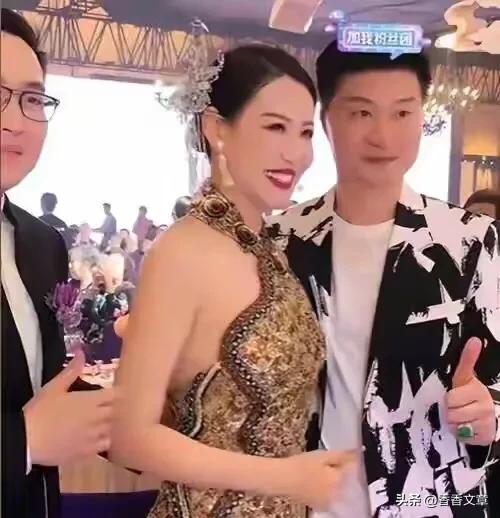 范丞丞父母山东过年,母亲戴翡翠吊坠像大牌新穿搭,二老不像70岁