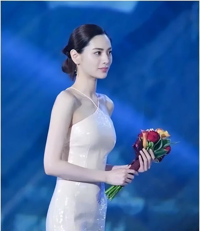 “世界第一美女”吹不出来，她连续三年惊艳世界，让网友过目难忘