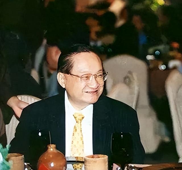 他为娶小三抛弃相伴23年妻子，儿子因此离开世界，前妻孤独终老