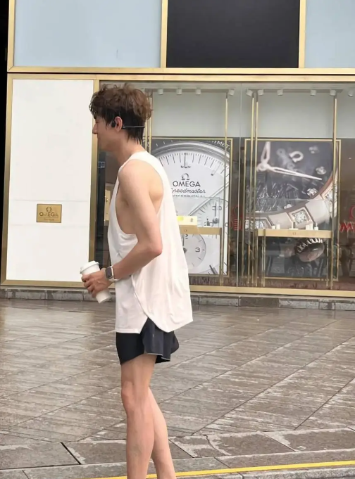 36岁林更新上戏报到被偶遇，拉推车领新书，大长腿超抢镜