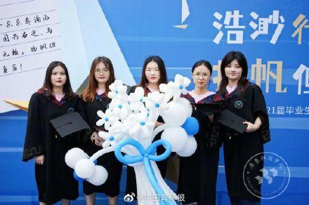 毕业一年后母校补办毕业典礼 那就好好告个别吧