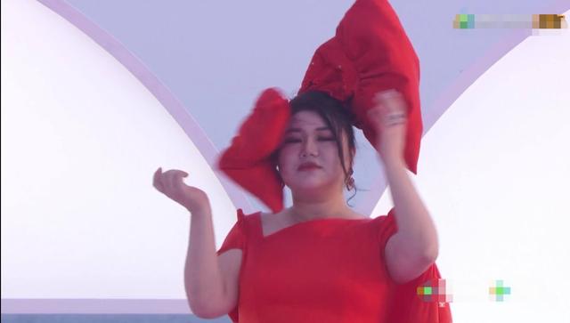 GQ红毯看点：baby怼脸太惊艳，邓伦变油腻男，杨天真成大风受害者