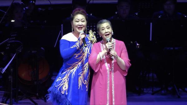 84岁朱逢博登台唱《金梭和银梭》，35年前他们在上海创立中国首个轻音乐团