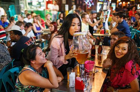 泰国曼谷的一条街:激情四色,不眠之夜