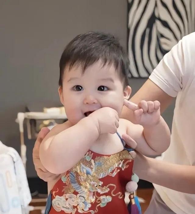 67岁赵本山为28岁龙凤胎儿女庆生，其妻子马丽娟罕见现身