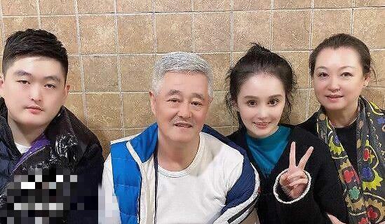 球球和妈妈直播,“蛇精脸”遭吐槽,妈妈颜值高气质超好