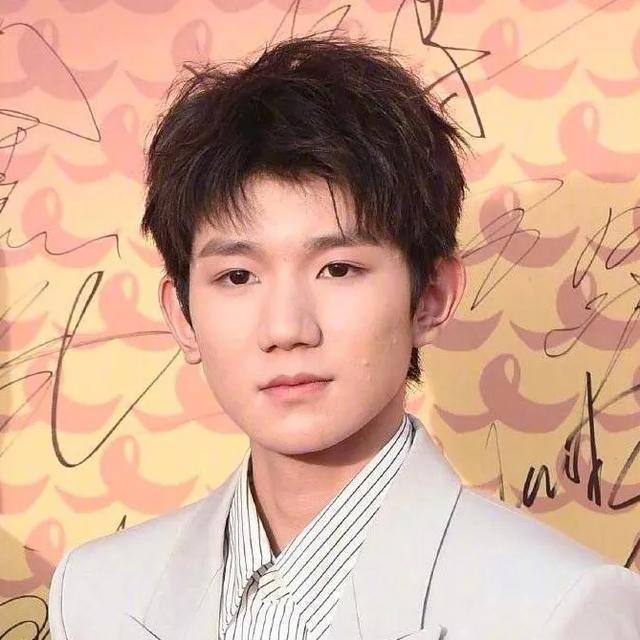 王源皮肤再引争议！快本镜头下脸部凸点明显，磨皮滤镜也挡不住