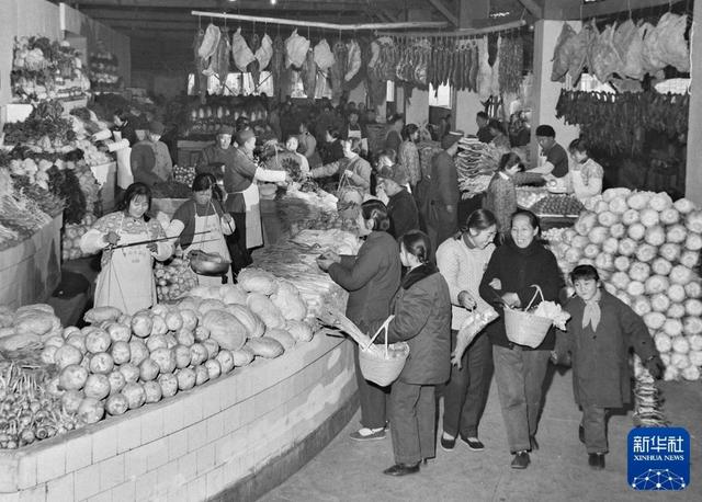 “国社之镜·世纪光影”新华社新闻摄影展丨丰衣足食(下篇)