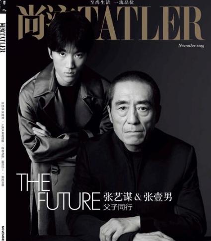 张艺谋小31岁娇妻与女儿合照，素颜出镜太显嫩，15岁小女儿清纯可爱