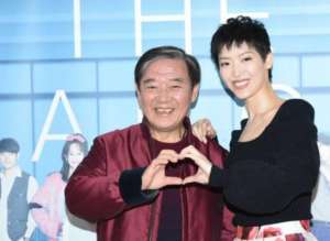 李立群女儿(老戏骨李立群跟31岁女儿同框女儿身材赛超模，肤色对比太明显)