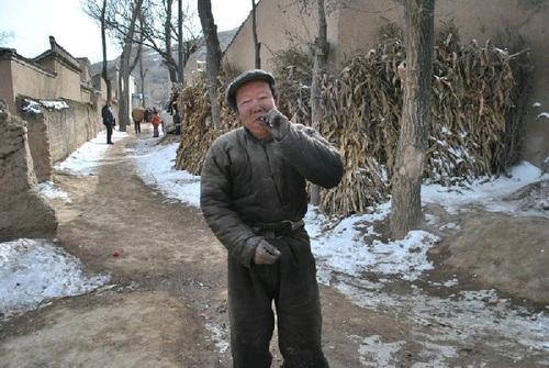 村里的两个“守村人”一个叫李英俊一个叫王潇洒，他们也曾被深爱