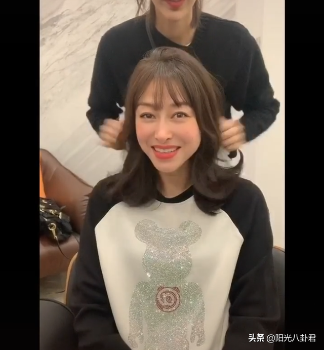 芒果台前一姐44岁舒高近照罕见曝光，气质吊打谢娜李湘