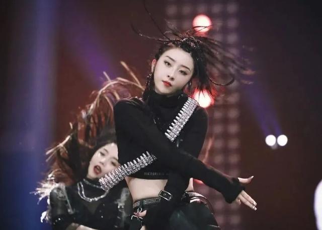 《青你2》排名惹争议，面冷心热的赵小棠竟然是她们中的隐形富二代