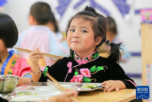 “国社之镜·世纪光影”新华社新闻摄影展丨丰衣足食(下篇)