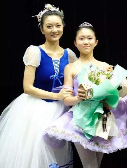 张艺谋小31岁娇妻与女儿合照，素颜出镜太显嫩，15岁小女儿清纯可爱