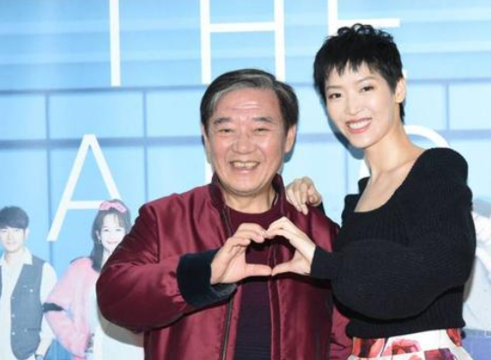 老戏骨李立群跟31岁女儿同框!女儿身材赛超模,肤色对比太明显