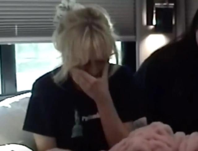 “匠妹”塞布丽娜泪洒格莱美现场，六项提名令她实现梦想