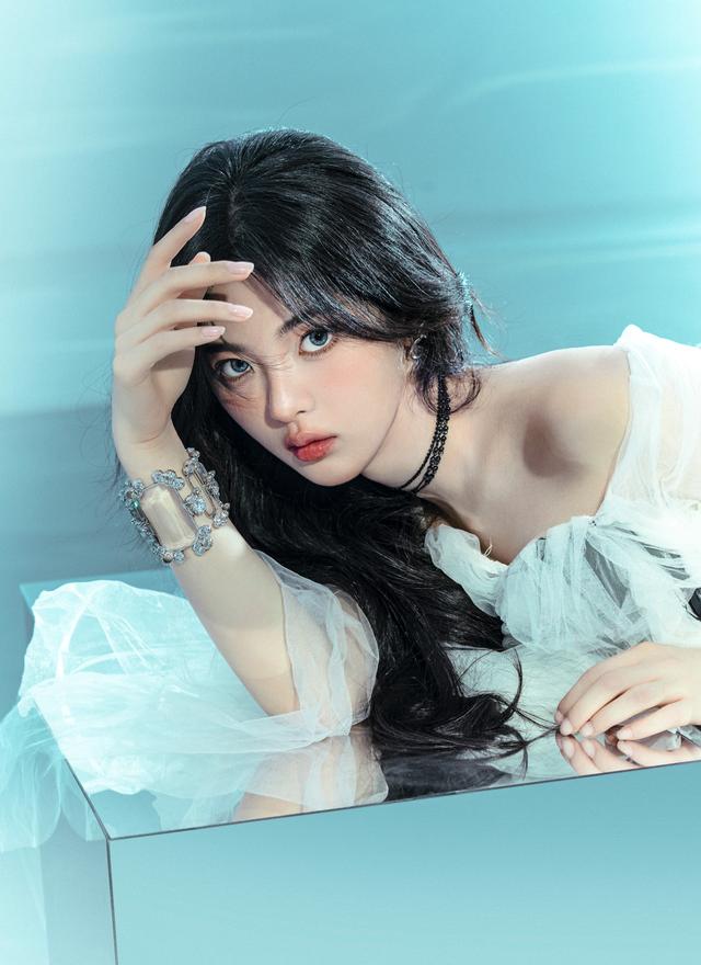 杨超越25岁生日，在微博晒照并配文：“25岁了，过去的5年，感谢有你们