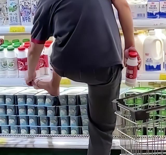 超市员工脱袜子光脚踩冷藏牛奶，网友直呼心态崩了，超市回应