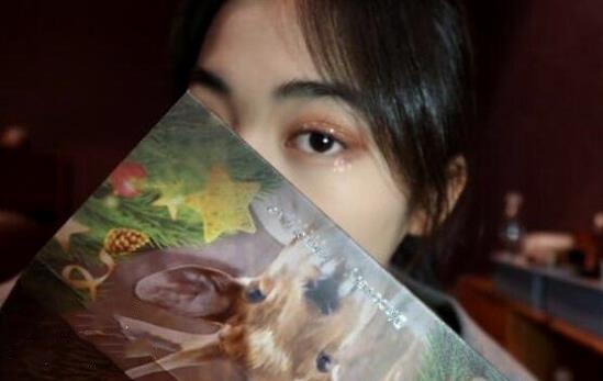 景岗山16岁女儿曝光！浓妆出镜五官像爹，戴4个耳钉被指过于早熟