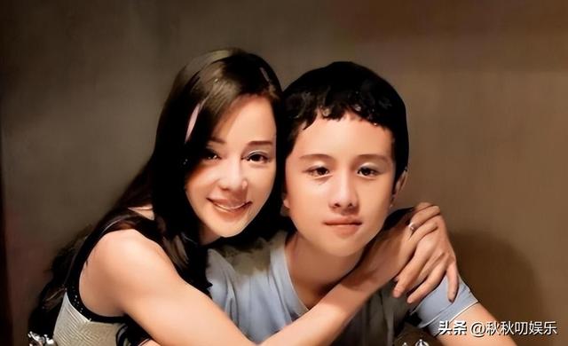被畸形母爱毁掉的星二代：母乳12年，同床15年，荒唐的事还在后面
