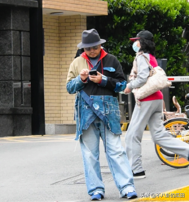 徐峥把星条旗穿在身上,欧阳震华质疑日本学校,这就是差距