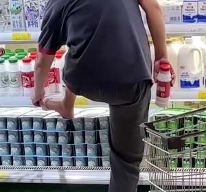 脱袜子(超市员工脱袜子光脚踩冷藏牛奶，网友直呼心态崩了，超市回应)