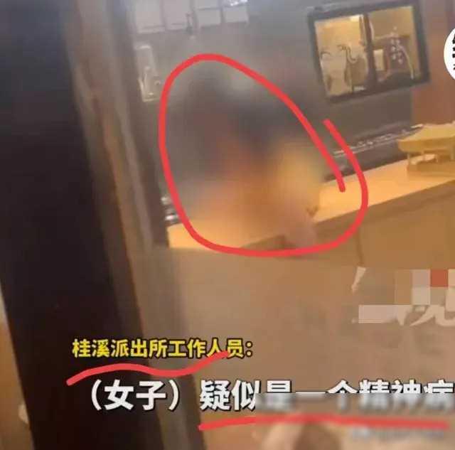 重庆惊现“脱光上衣”女子，坐在奶茶店吧台上袒胸露乳，只能报警