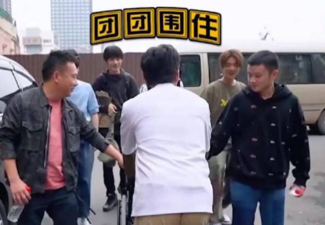 35岁陈赫手术后顺利出院！单腿蹦跳显滑稽，胡子拉碴脸消瘦不少