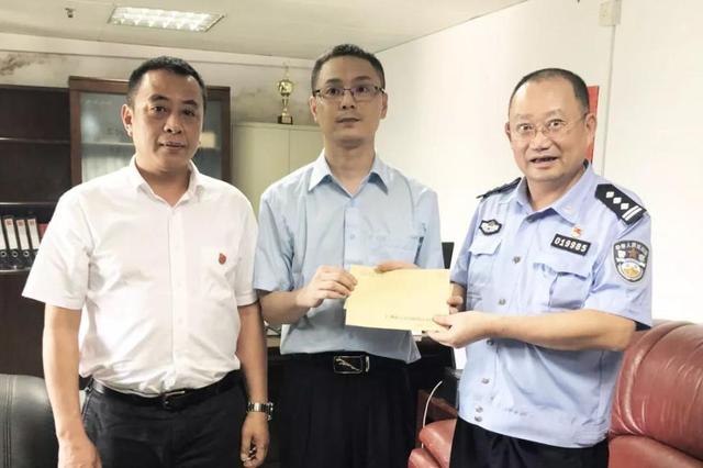 男子光天化日当街接连掀了几个女孩的裙子,却不料身后…