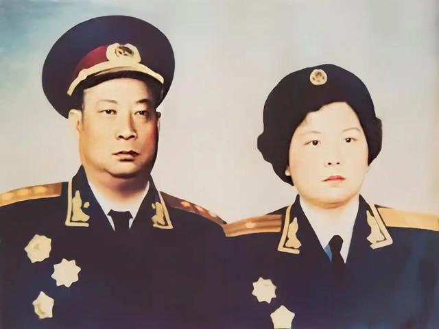 1945年，贺炳炎见到毛主席后用左手敬军礼，毛主席：免掉你这份礼