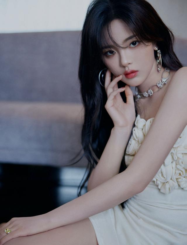 杨超越齐胸白色礼服性感写真