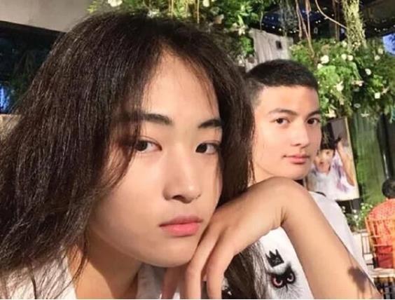 景岗山16岁女儿曝光！浓妆出镜五官像爹，戴4个耳钉被指过于早熟