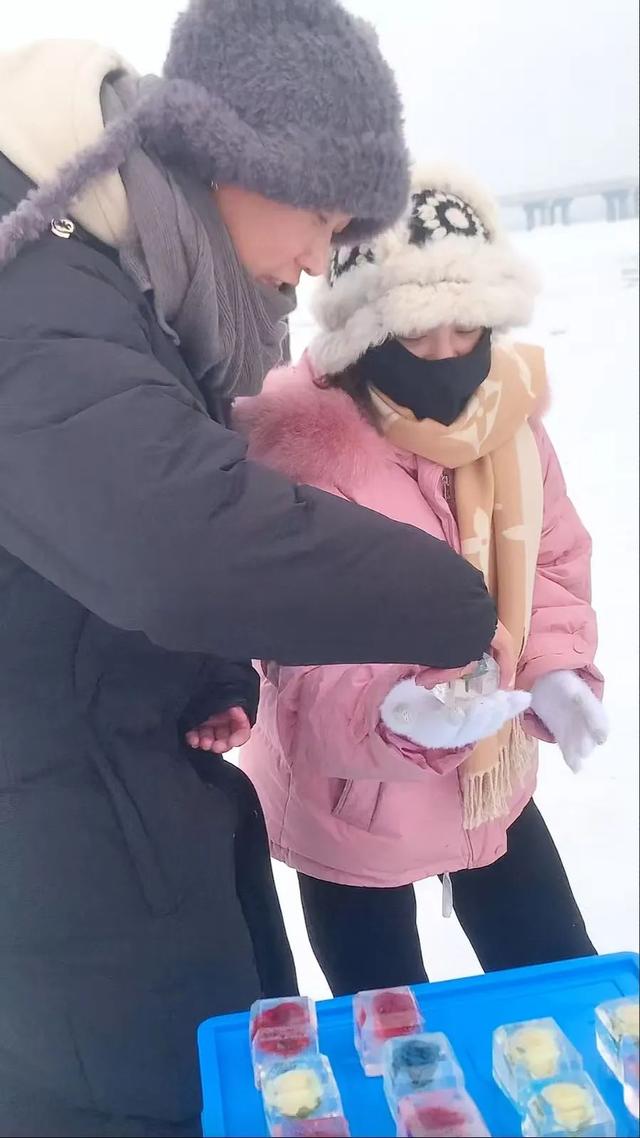 【约会哈尔滨 冰雪暖世界】去年送“小灵龙” 的哈尔滨小伙，今年又做了批“冰封小玫瑰”……
