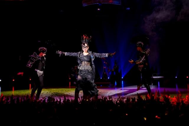 来深24年的美女魔术师：“我的春节和观众在舞台上见面”