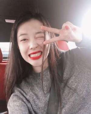 秀晶(秀晶眼睛哭肿了是真是假？郑秀晶去参加雪莉葬礼了吗现场图)